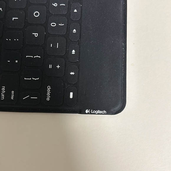 Logitech keyboard. Excellent condition. - Picture 3 of 4